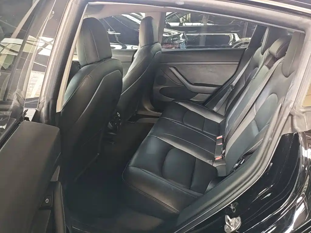 Tesla Model 3 — фото 17