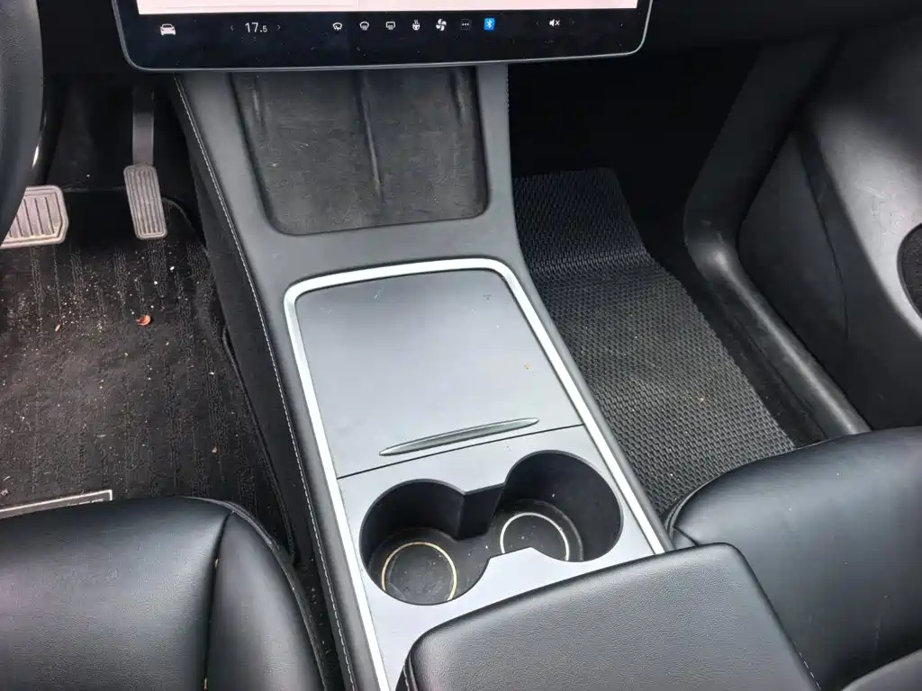 Tesla Model Y — фото 13