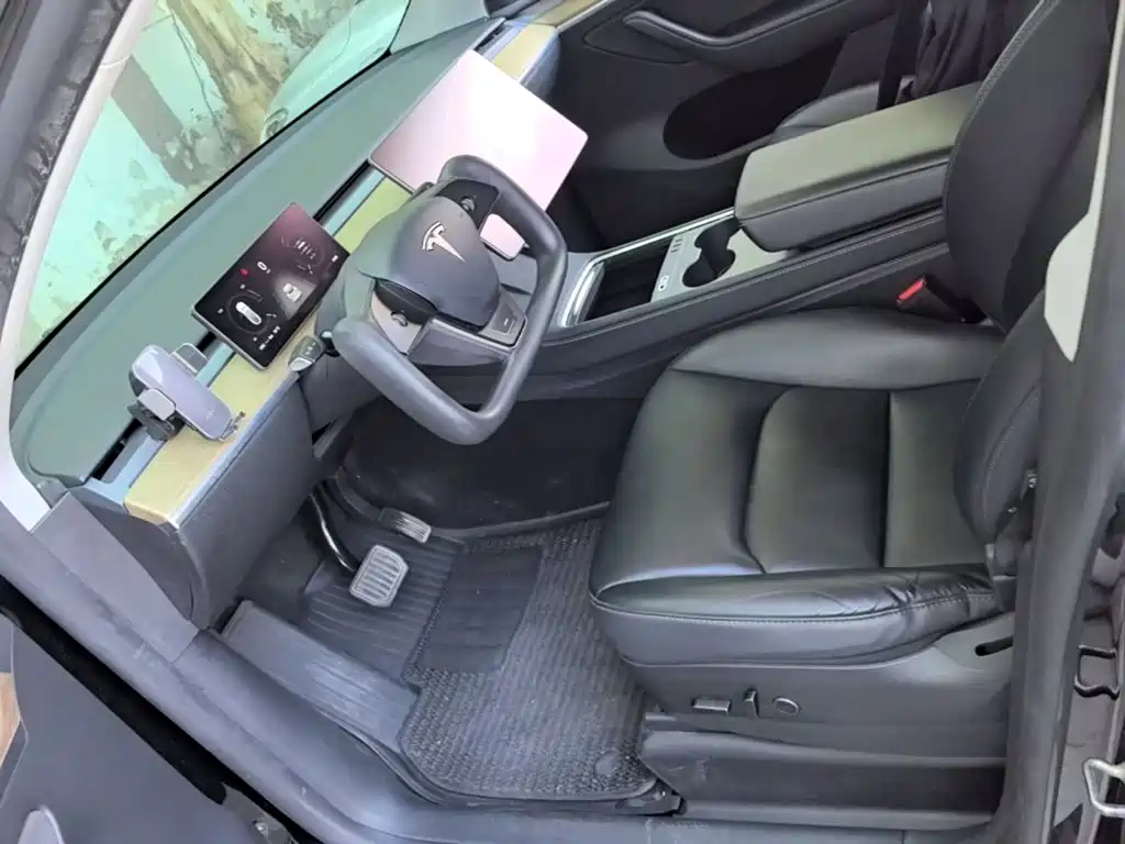 Tesla Model Y — фото 15