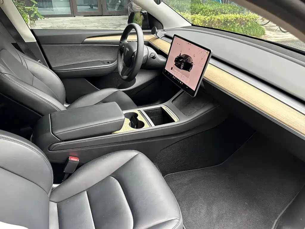 Tesla Model Y — фото 7