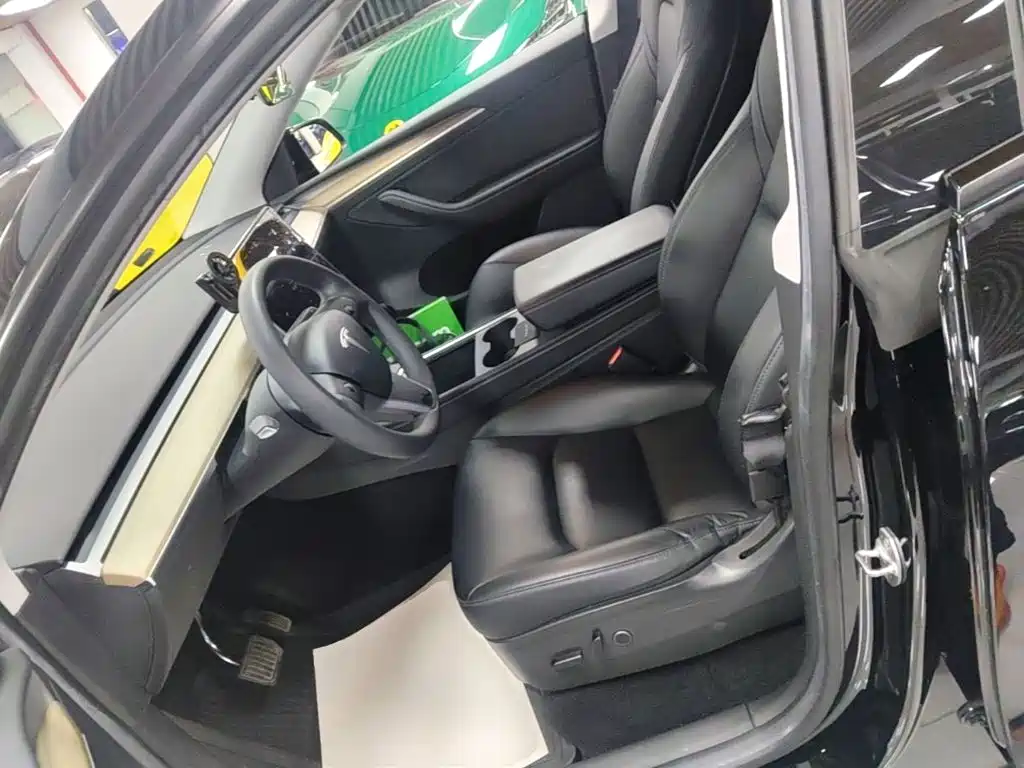 Tesla Model Y — фото 15