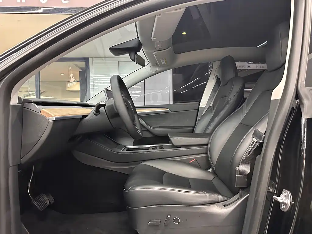 Tesla Model Y — фото 6