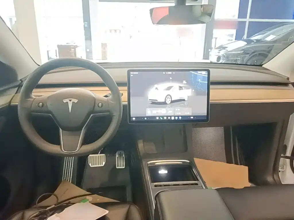 Tesla Model Y — фото 10