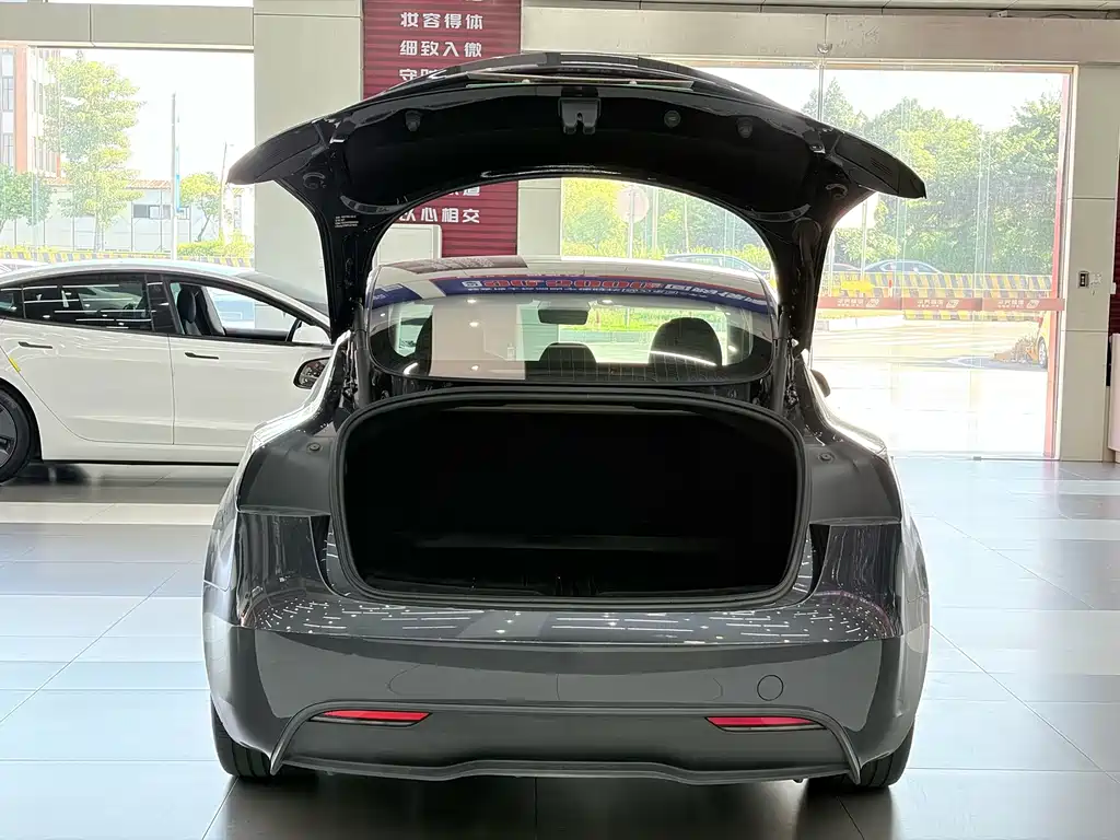 Tesla Model 3 — фото 9