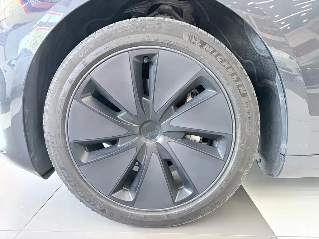 Tesla Model 3 — фото 10