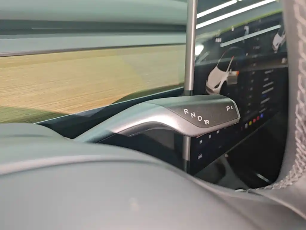 Tesla Model Y — фото 14