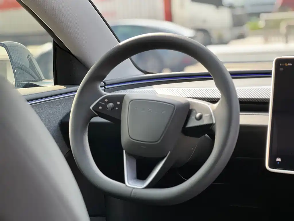 Tesla Model 3 — фото 9