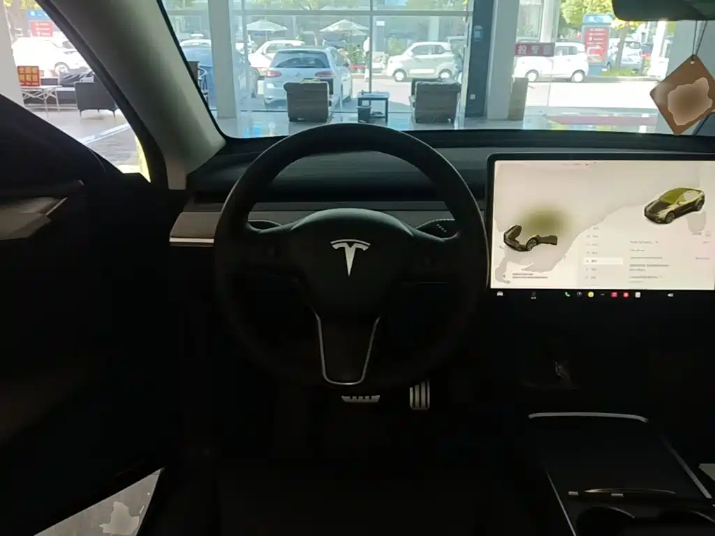 Tesla Model Y — фото 11