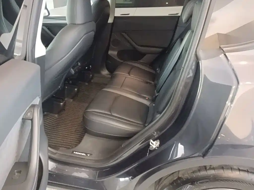 Tesla Model Y — фото 17