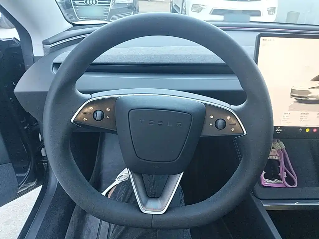 Tesla Model 3 — фото 11