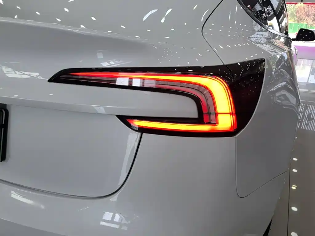 Tesla Model 3 — фото 8