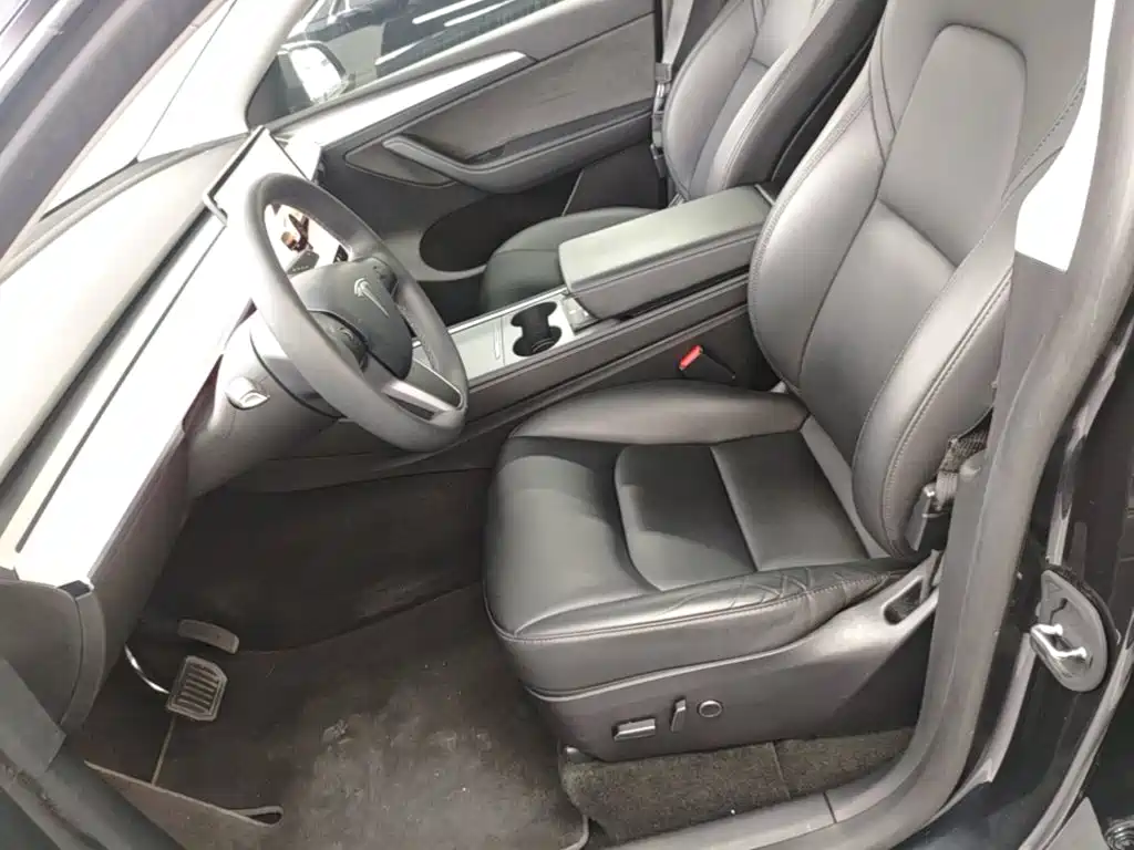 Tesla Model Y — фото 15