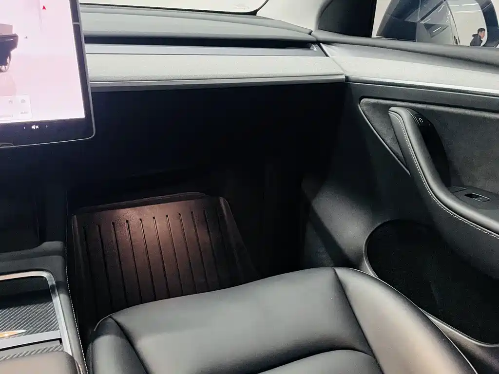 Tesla Model Y — фото 15
