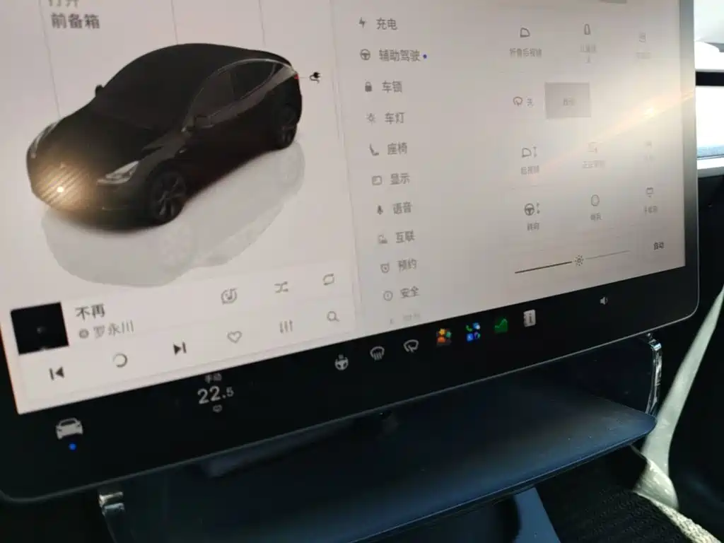 Tesla Model Y — фото 13