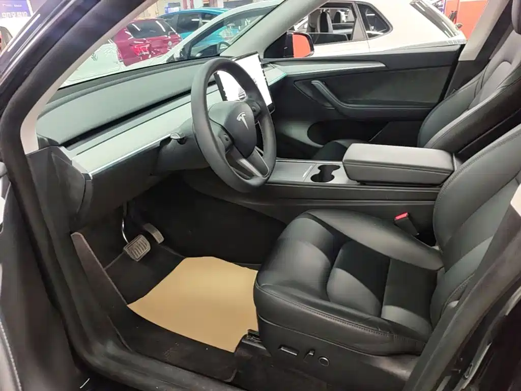 Tesla Model Y — фото 15