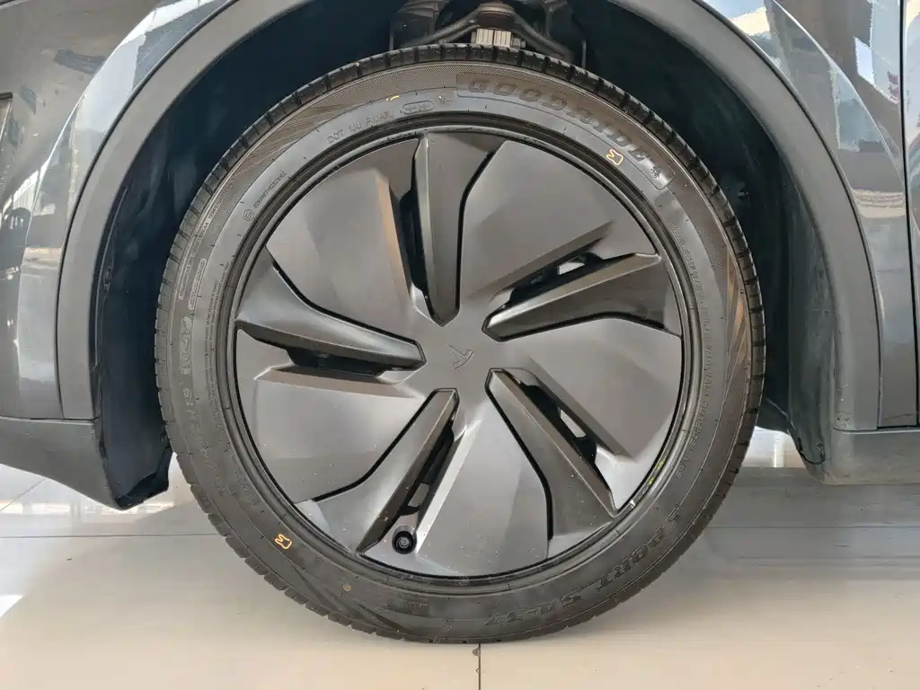 Tesla Model Y — фото 11