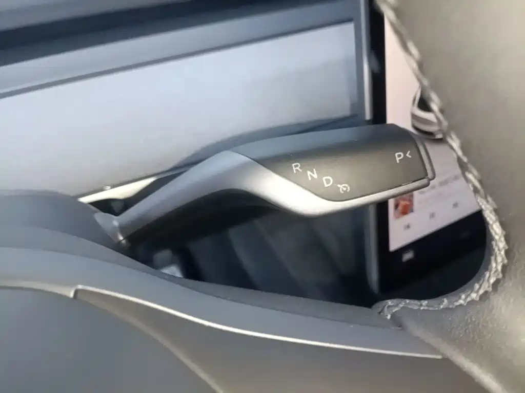Tesla Model Y — фото 14