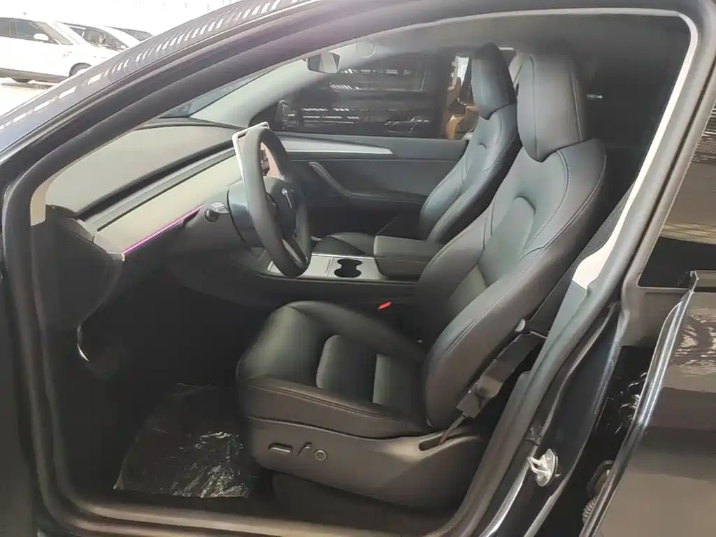 Tesla Model Y — фото 15
