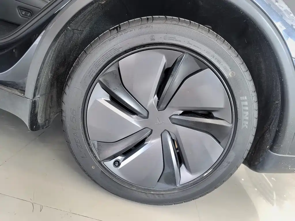 Tesla Model Y — фото 15