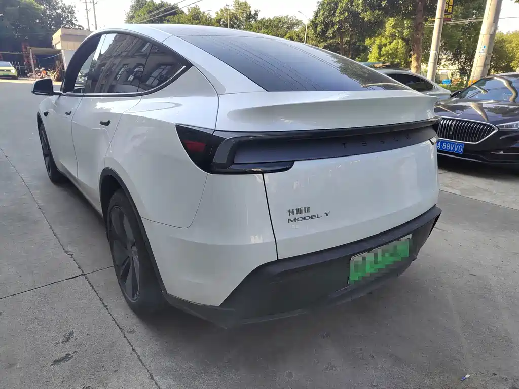 Tesla Model Y — фото 14