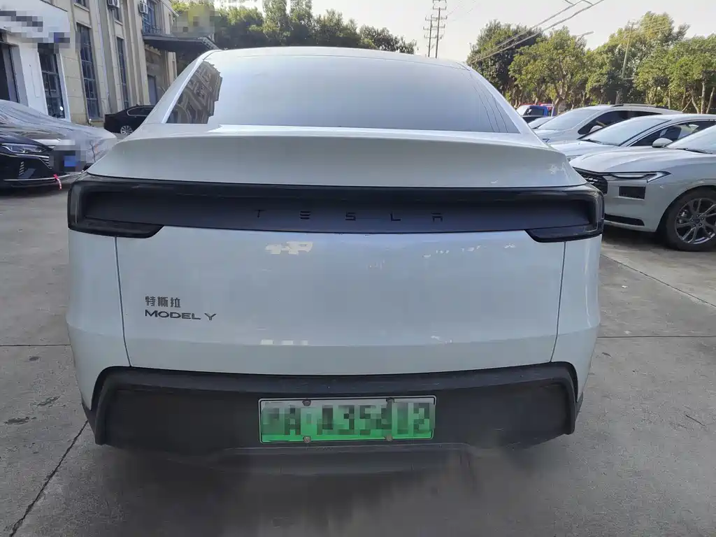 Tesla Model Y — фото 15