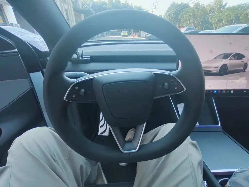 Tesla Model Y — фото 6