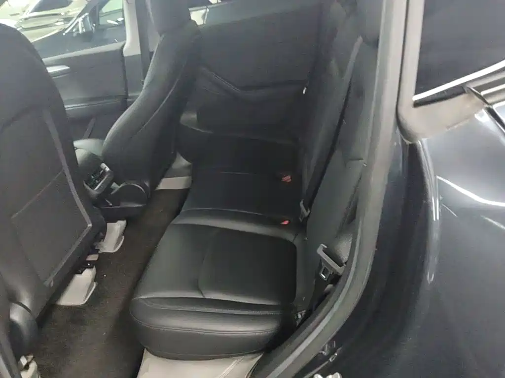 Tesla Model Y — фото 13