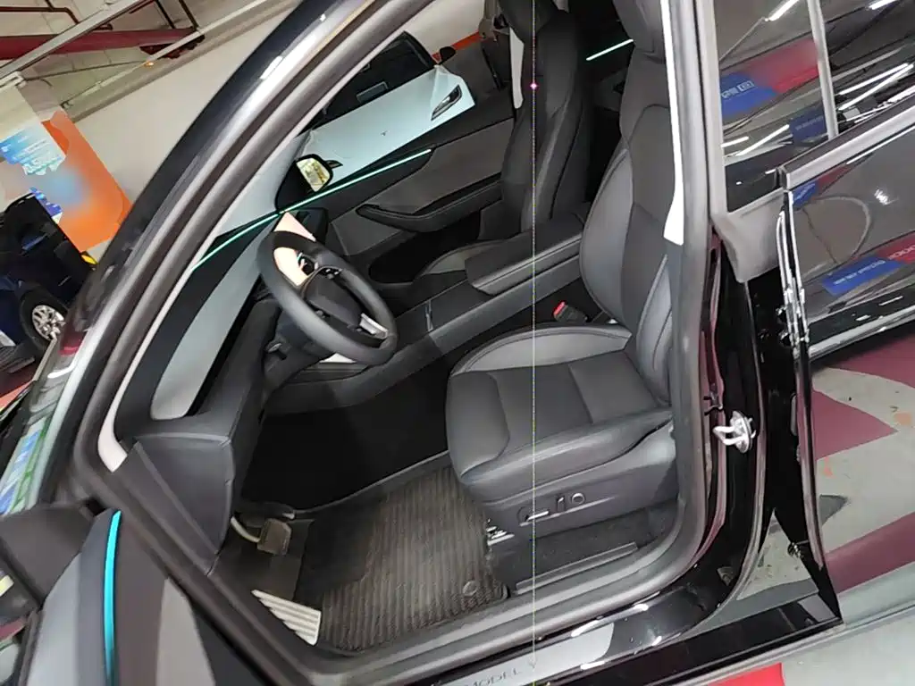 Tesla Model Y — фото 15