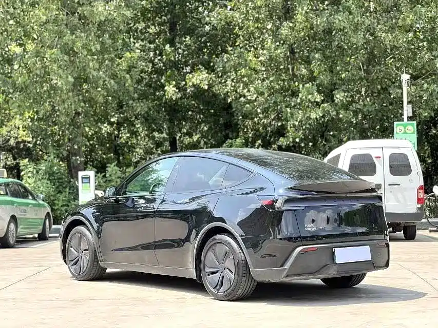 Tesla Model Y — фото 9