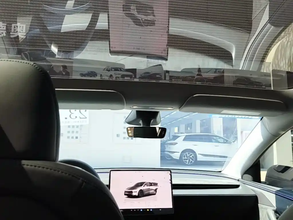 Tesla Model Y — фото 18
