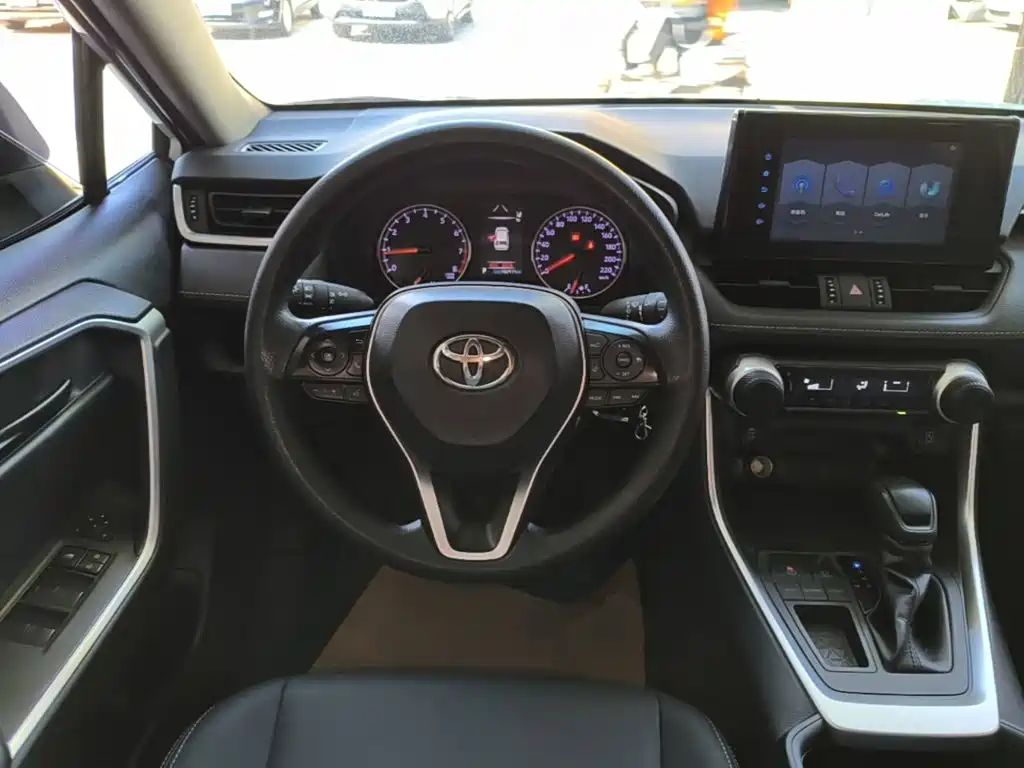 Toyota RAV4 — фото 11