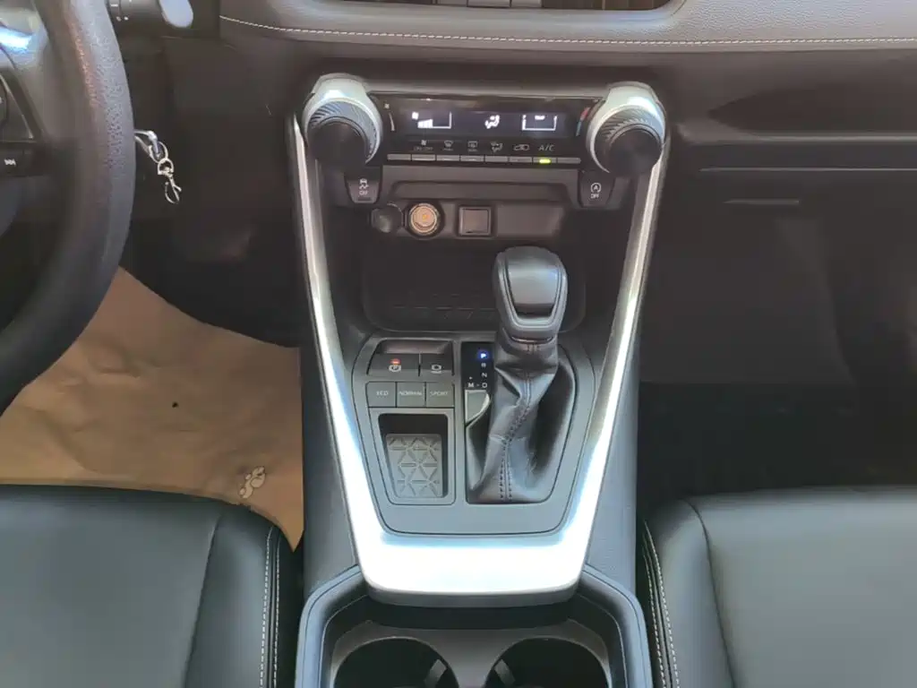 Toyota RAV4 — фото 14