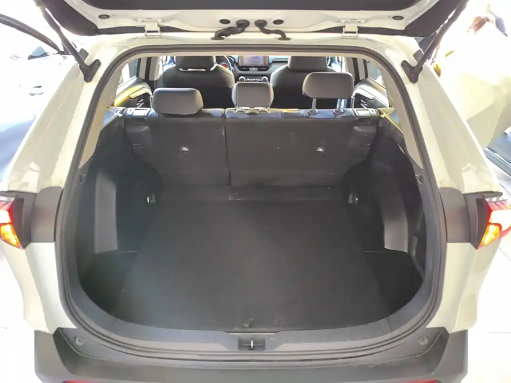 Toyota RAV4 — фото 19