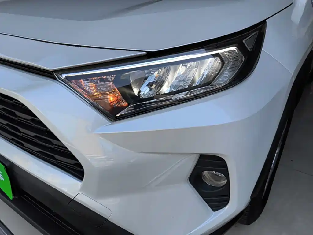 Toyota RAV4 — фото 24
