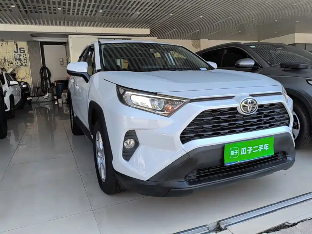 Toyota RAV4 — фото 4