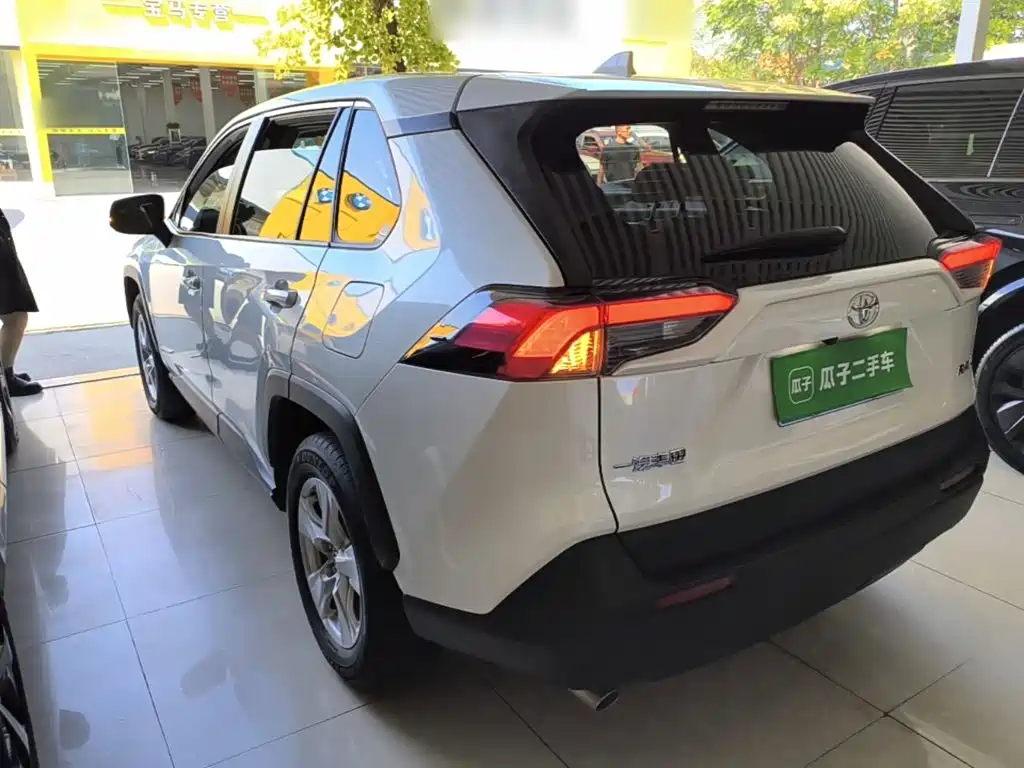 Toyota RAV4 — фото 5