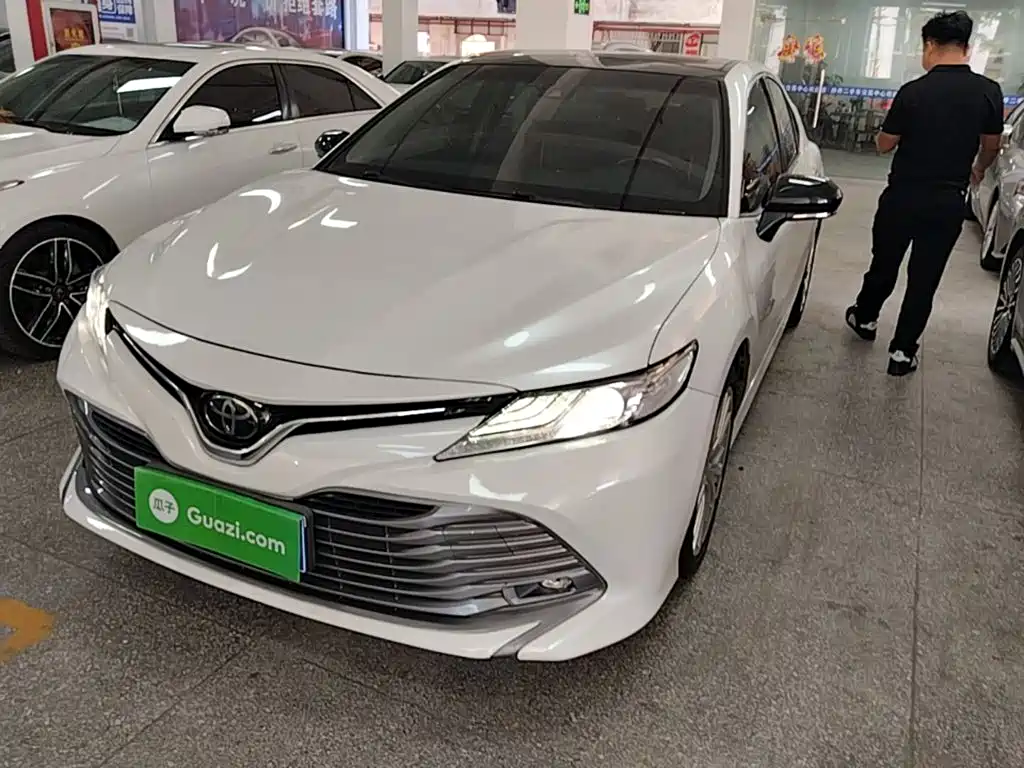 Toyota Camry — фото 2