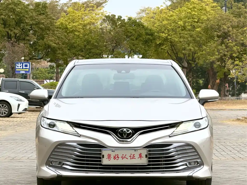 Toyota Camry — фото 2