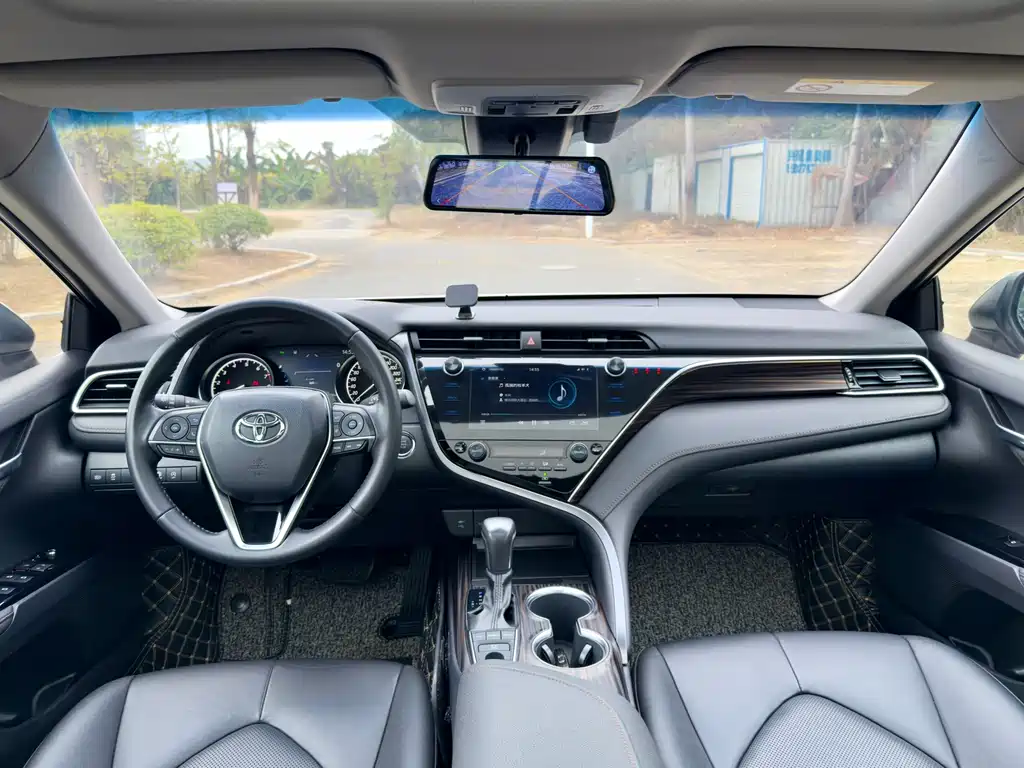 Toyota Camry — фото 17