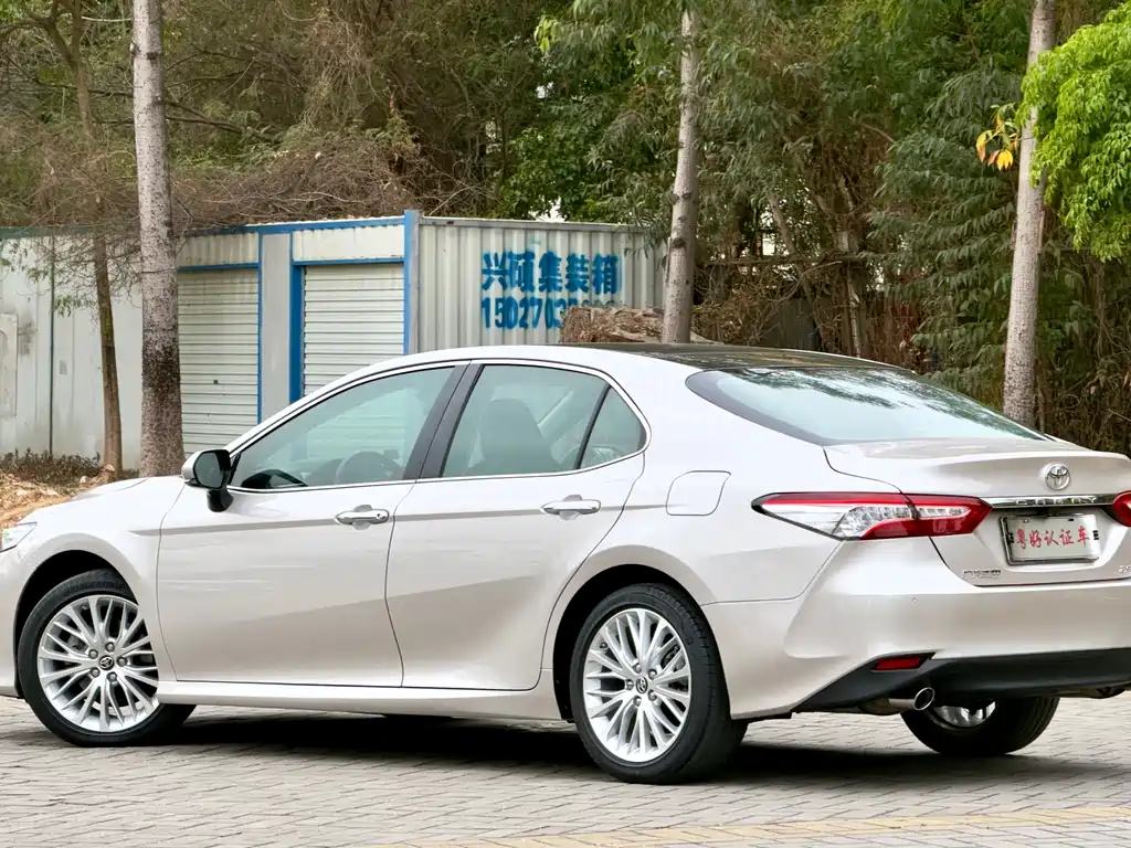 Toyota Camry — фото 4