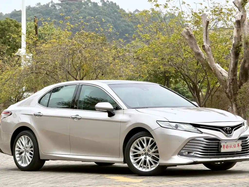 Toyota Camry — фото 1