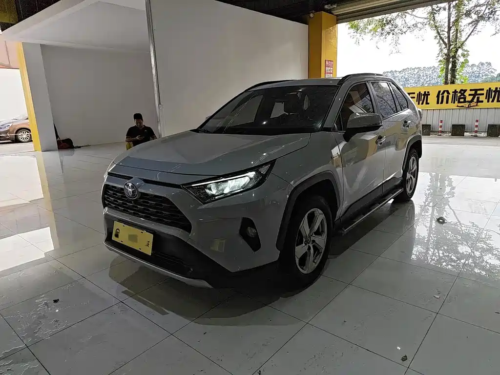 Toyota RAV4 — фото 3