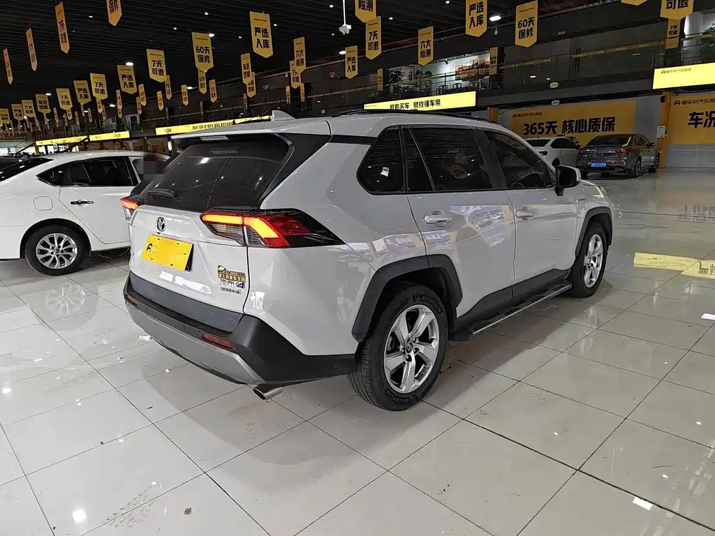 Toyota RAV4 — фото 7