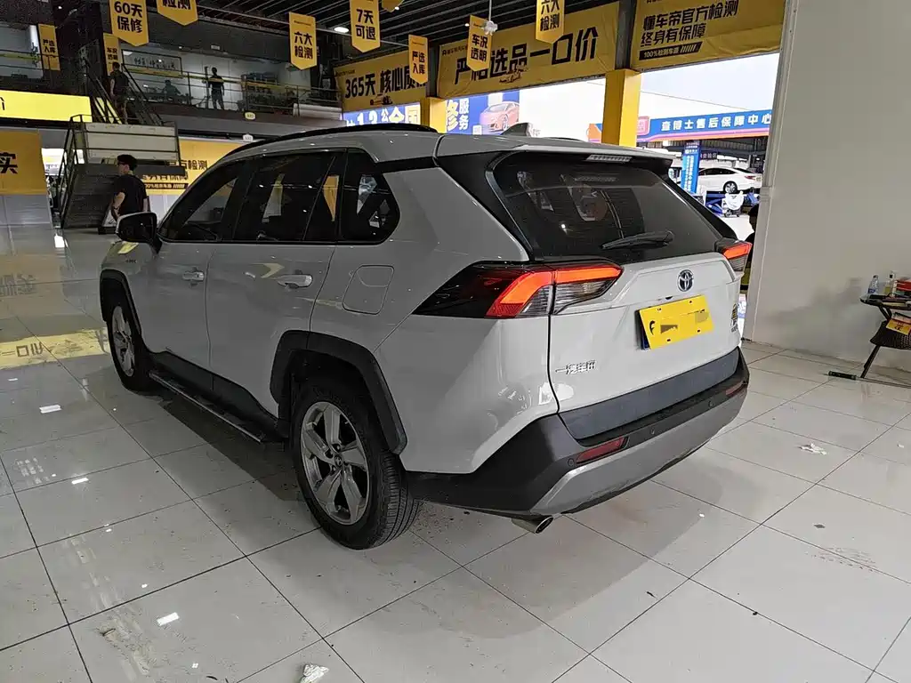 Toyota RAV4 — фото 9