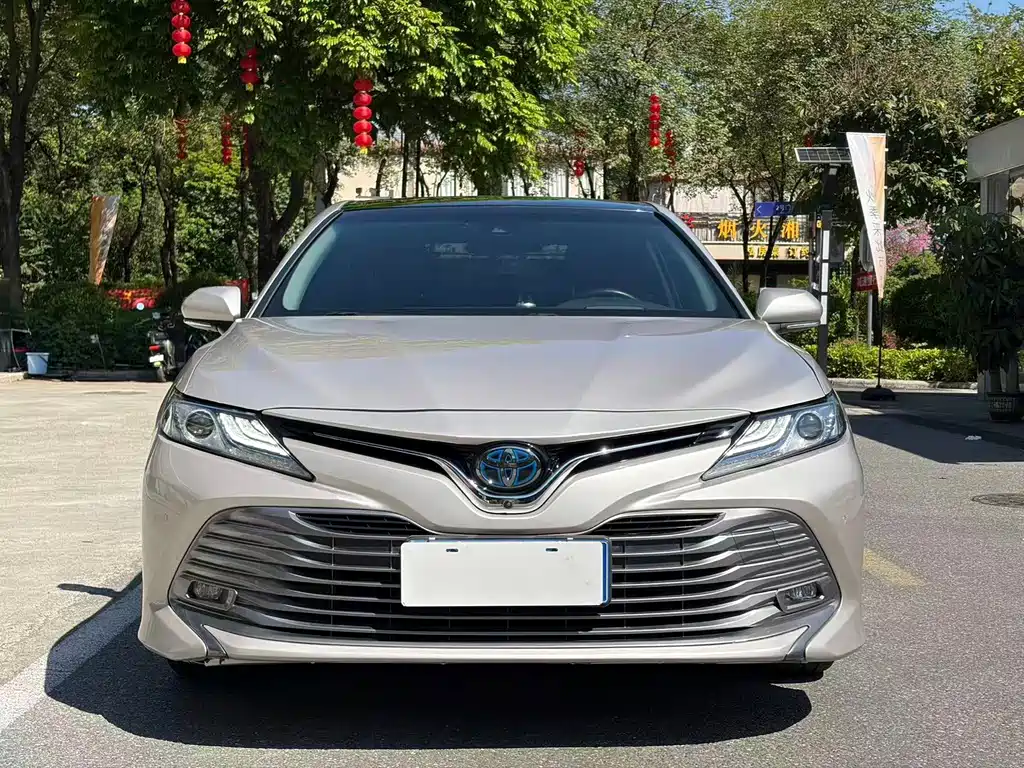Toyota Camry — фото 2