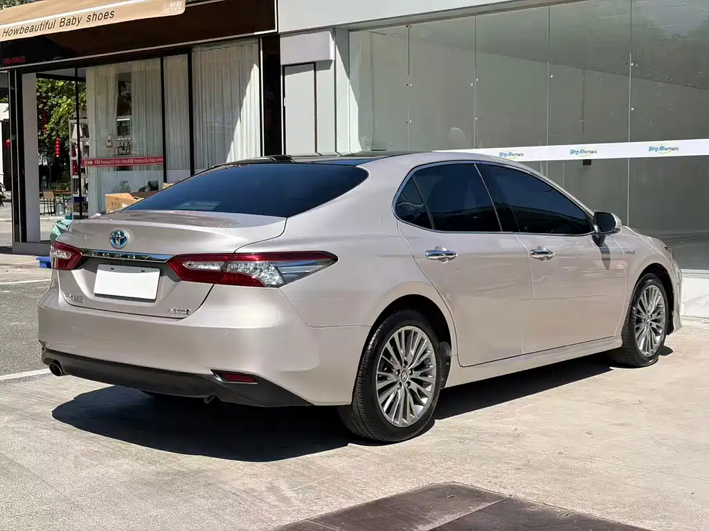 Toyota Camry — фото 6