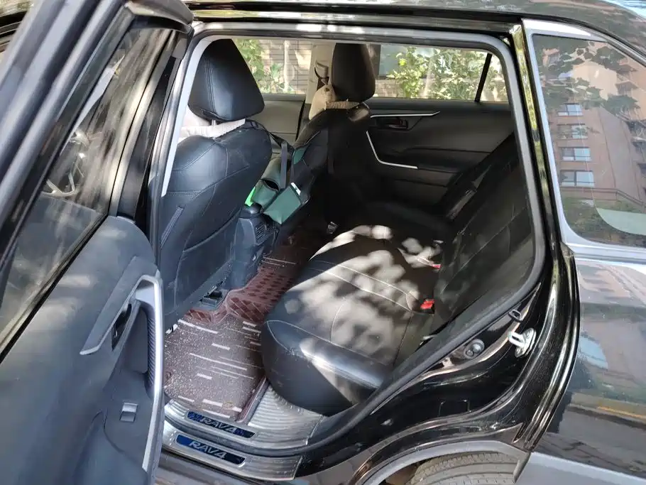 Toyota RAV4 — фото 11