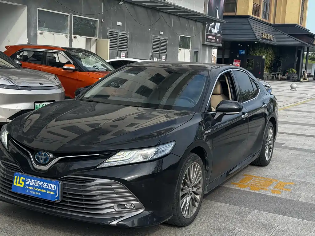 Toyota Camry — фото 1