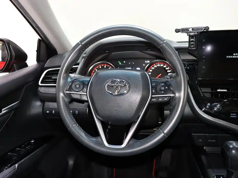 Toyota Camry — фото 13
