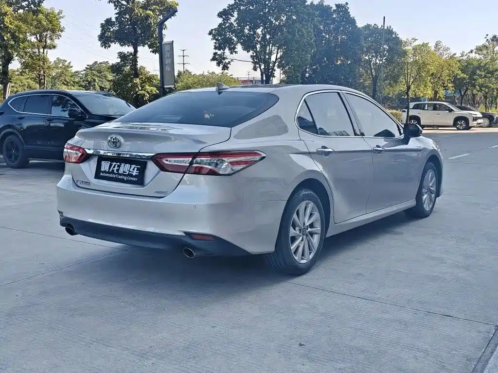 Toyota Camry — фото 9